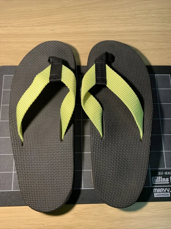 Island Slipper Hawaii Vintage Size 6 Men’s 7 1/2 Women’s Black Neon